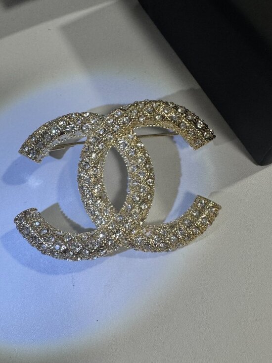 ??Chanel brooch??